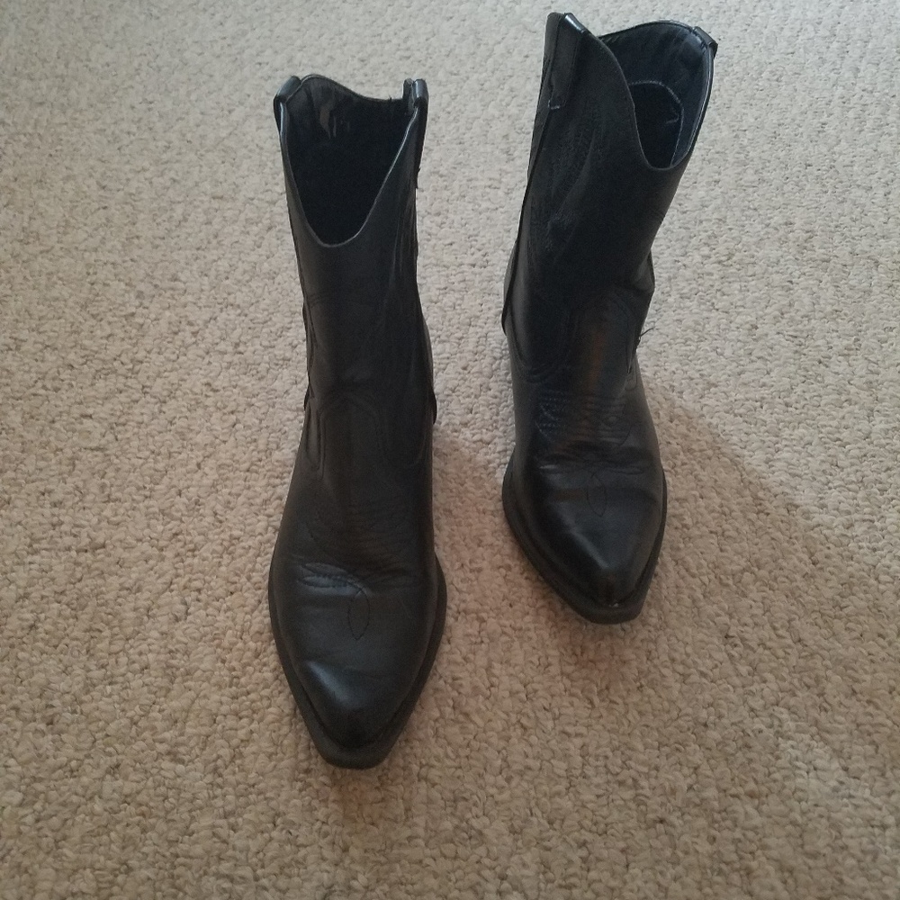 Short cowboy boots